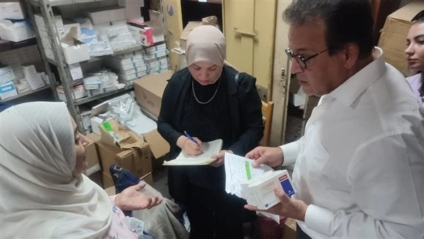أثناء مرور وزير الصحة.. صرف أدوية لمرضي غير متواجدين في مستشفي بولاق أجرى الدكتور خالد عبدالغفار، نائب رئيس مجلس الوزراء ووزير الصحة والسكان ، جولة