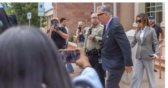 الفن - أليك بالدوين يشكر أنصاره بعد نجاته من السجن في قضية هالينا هاتشينزأفاق عربية الفن نتحدث اليوم حول أليك بالدوين يشكر أنصاره بعد نجاته من السجن