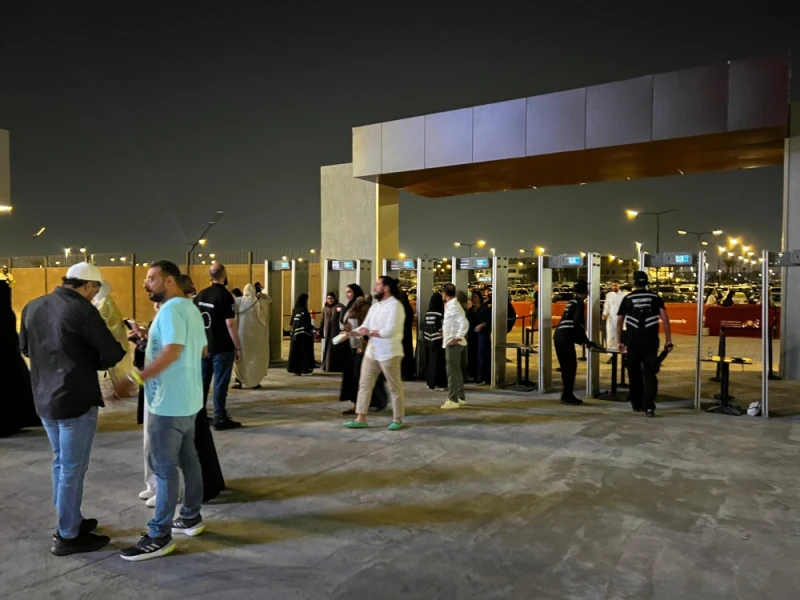 بالصور.. جماهير غفيرة تتوافد على حفل كاظم الساهر بجدة تعرف على التالي بالصور.. جماهير غفيرة تتوافد على حفل كاظم الساهر بجدة، بدأ الجمهور بالتوافد إلى مسرح عبادي الجوهر أرينا في مدي