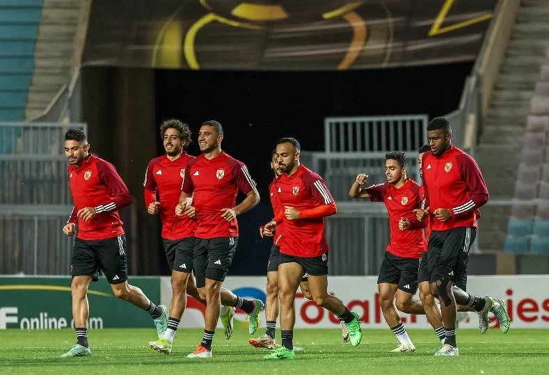 الأهلي يختتم تدريباته ويدخل معسكرا مغلقا الليلة استعدادا لمواجهة بيراميدز يحشد السويسري مارسيل كولر المدير الفني للأهلي ، القوة الضاربة للفريق من أجل