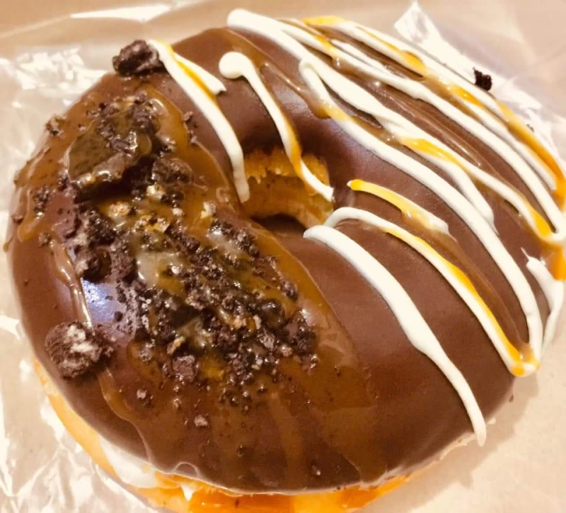 فرحي اولادك في الاجازة.. طريقة عمل الدونات اللذيذة والهاشة تعد الدوناتس من الحلويات الغربية اللذيذة والشهيرة بشكلها الدائري والجذاب، والتي غالبا ما