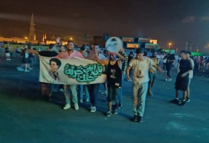 على طريقتهم الخاصة، جمهور محمد منير يحتفلون بالكينج في مهرجان العلمين عبر جمهور حفل الكنيج محمد منير بمهرجان العلمين 2024 عن سعادتهم بحضور الفعالية