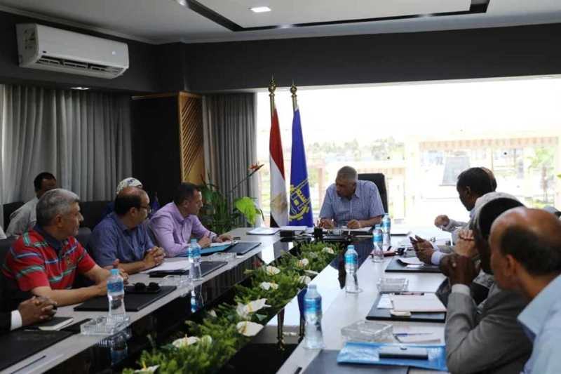 محافظ أسوان يجتمع بالقيادات التعليمية استعدادا لاستقبال العام الدراسى الجديد عقد اللواء دكتور إسماعيل كمال محافظ أسوان اجتماعا مع القيادات التعليمية