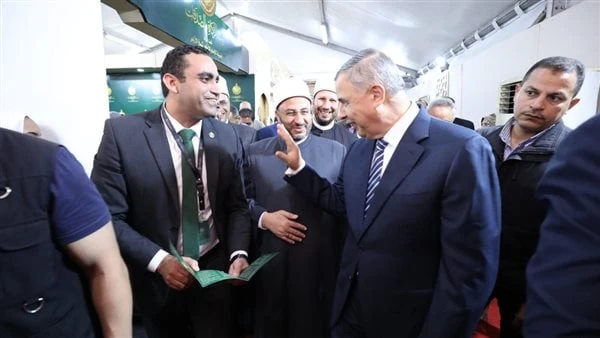 وزير الثقافة ومحافظ الإسكندرية يتفقدان جناح الأزهر بمعرض الكتاب بالإسكندريةتفقد الدكتور أحمد هنو، وزير الثقافة، والفريق أحمد خالد سعيد محافظ
