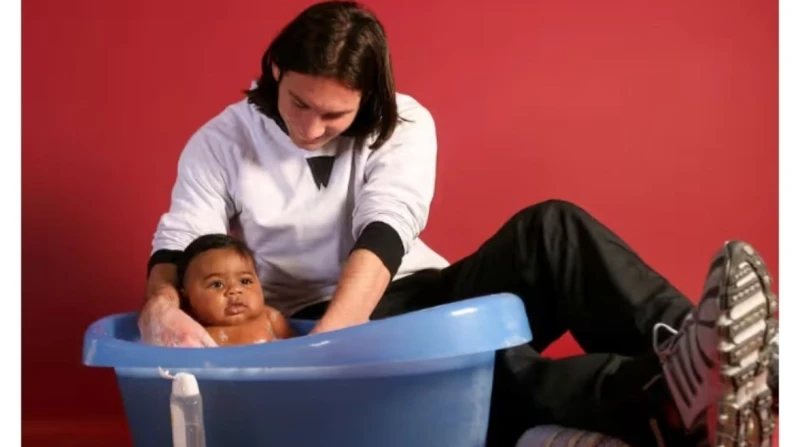 بداية أسطورتين.. صورة نادرة لميسي ولامين جمال قبل 17 عاما عندما التقط خوان مونفورت، مصور وكالة أسوشيتد برس، صورا لليونيل ميسي مع الطفل الرضيع لامين جمال، في حفل خيري منذ حوالي 17 ع