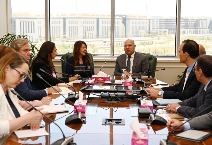 كامل الوزير يبحث مع السفيرة الأمريكية التعاون في تصنيع وسائل النقل عقد الفريق مهندس كامل الوزير نائب رئيس مجلس الوزراء للتنمية الصناعية وزير الصناعة والنقل لقاء مع هيرو مصطفى، سفير