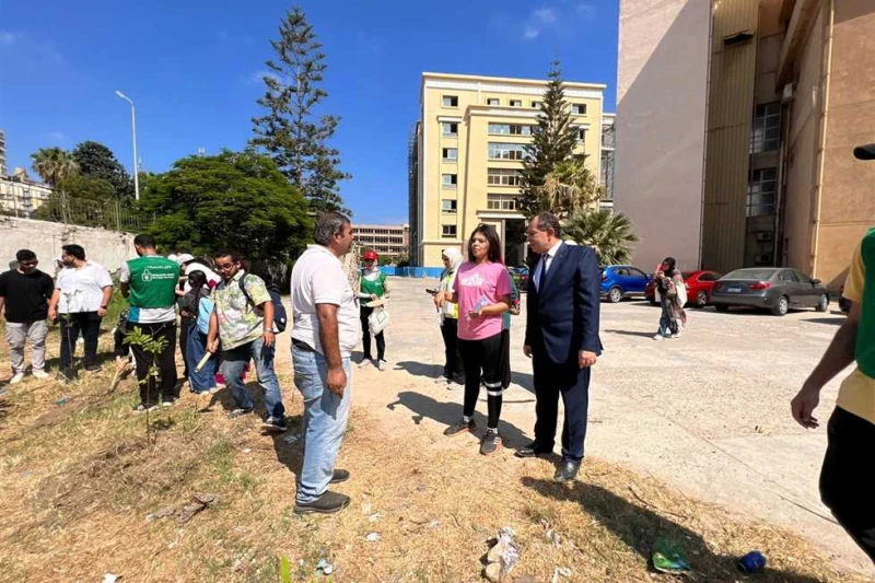 بنباتات وأشجار مثمرة.. بدء حملة شجرها لتشجير أفندية علوم سياسية الإسكندرية (صور) بدأت كلية الدراسات الاقتصادية والعلوم السياسية في جامعة الاسكندرية،