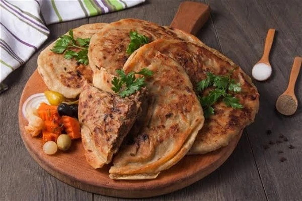 وصفة سهلة لعمل الحواوشي المصريالحواوشي هو من أشهر أطباق المطبخ المصري، وهو عبارة عن عجينة مشبعة بالبهارات والخضروات واللحم المفرومة، ويقدم عادة في ورق الخبز. في هذه المقالة، سأقدم