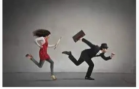 ما هو تفسير حلم المطاردة من شخص مجهول لابن سيرين؟ تفسير حلم المطاردة من شخص مجهول، من الأحلام التي تسبب القلق والتوتر للحالم فكما نعلم أن المطاردة