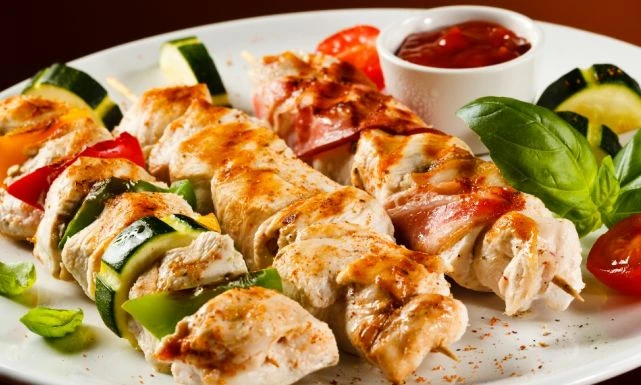 كباب الدجاج بالزعفران بطريقة سهلةالمقادير صدر الدجاج : 500 غراما (مقطع مكعبات متوسطة الحجم) البصل : 1 حبة (مبشور) ملح : ملعقة صغيرة فلفل أسود : نصف