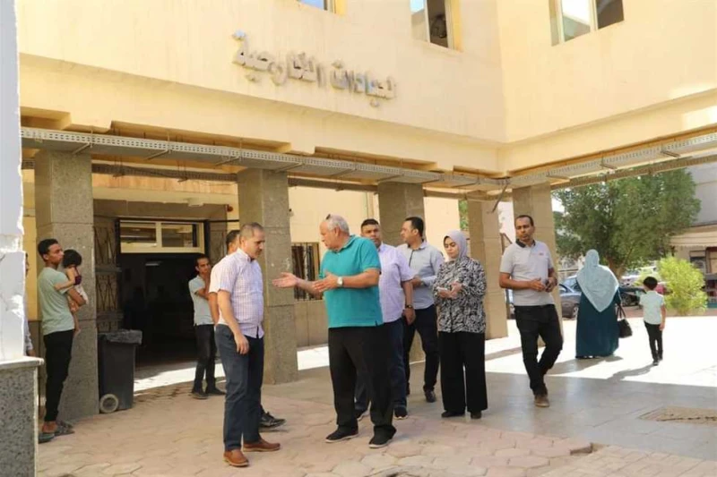 محافظ الوادي الجديد يتابع تواجد الأطباء بمستشفى الخارجة التخصصي تابع اللواء محمد الزملوط محافظ الوادي الجديد اليوم الإثنين، تواجد الأطباء بالعيادات