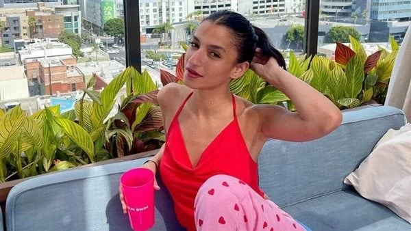 نجل عمرو أديب يدافع عنها.. القصة الكاملة لانتقاد أميرة أديب بسبب كارت محروقتعرضت الفنانة الشابة أميرة أديب لهجوم شديد بعد طرحها أغنية كارت محروق، من