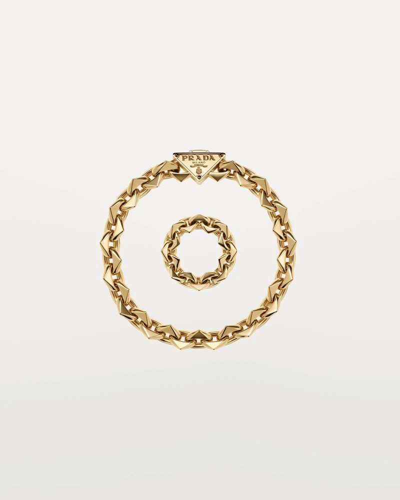 برادا تطلق مجموعتها الجديدة من المجوهرات الراقية باستخدام الذهب المعاد تدويره شاهد المقال التالي من صحافة السعودية عن برادا تطلق مجموعتها الجديدة من المجوهرات الراقية باستخدام الذه