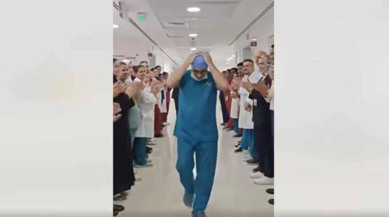 ممر شرفي لطبيب مصري في دبي.. هاني عبد الجواد ساحر العمود الفقري قامت مستشفى آدم فيتال في دبي، بعمل ممر شرفي للطبيب المصري هاني عبد الجواد، الملقب