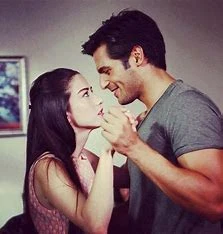 رواية لحن الحياة الفصل الخامس 5 __________طرقت علي الأرض بقوه وهي تعض على شفتيها بقهر فقد وضعها بين خيارين وأصبح هو الأن من يلعب بهاوقبضت علي يدها