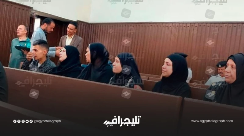 الأسود يسيطر على أسرة طفل شبرا الخيمة خلال محاكمة قاتليه (صور) ظهرت أسرة طفل شبرا الخيمة، اليوم الثلاثاء، خلال حضورها أولى جلسات محاكمة المتهمين