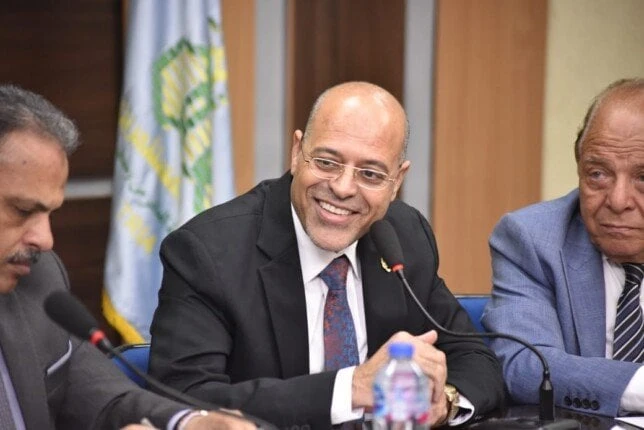 وزير العمل: مستمرون في دعم العمالة غير المنتظمة تنفيذا لتوجيهات الرئيس السيسيبدأ محمد جبران، وزير العمل، جولاته اليوم الإثنين، في مدينة العاشر من