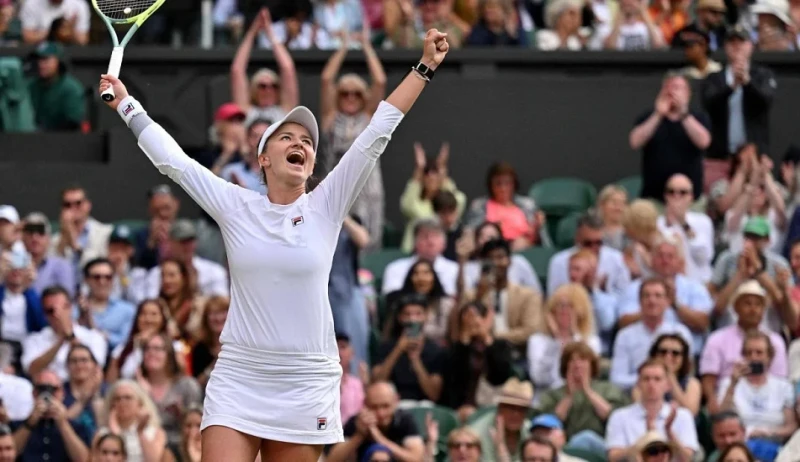 التشيكية كرايتشيكوفا تعبر إلى نهائي بطولة ويمبلدون وكالات لحقت التشيكية باربورا كرايتشيكوفا، المصنفة ال32 عالميا، بالإيطالية جازمين باوليني، السابعة،