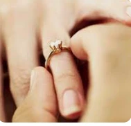 تفسير حلم لبس خاتم ذهب في اليد اليمنى للمتزوجة لابن سيرين تفسير حلم لبس خاتم ذهب في اليد اليمنى للمتزوجة لابن سيرين، يرى المفسرون أن المنام يرمز إلى