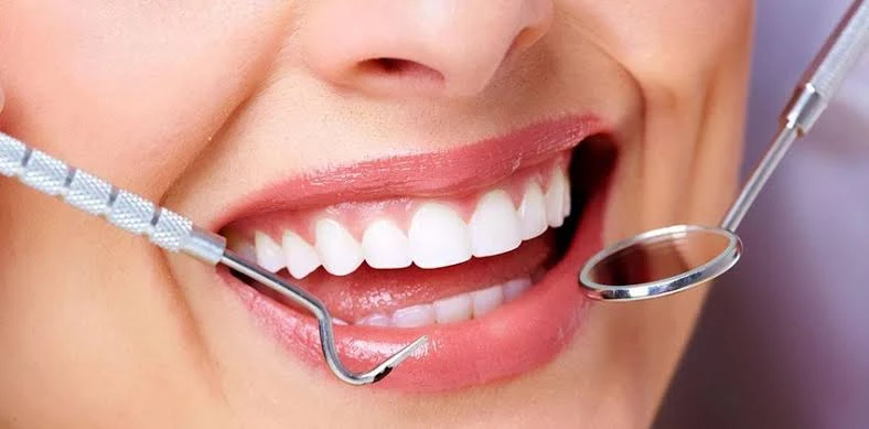 أطعمة تحافظ على صحة فمك.. تعرف عليهامن اجل بناء أسنان قوية والحفاظ على صحة الفم، يعد امر ضرورى التركيز على أخذ الأطعمة التي تتمتع بالعناصر الغذائية الضرورية والتي تساعد على منع الم