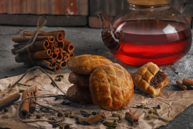 الكليجة بطريقة سهلة وسريعةالمقادير للعجين :طحين : كوب وربعملح : نصف ملعقة صغيرةالكمون : نصف ملعقة صغيرةزيت جوز الهند : 6 ملاعق كبيرةالزبدة : 3 ملاعق كبيرة (مذوبة)هيل : ملعقة صغيرة