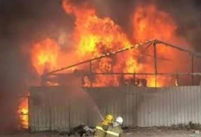 القبض على صاحب مصنع البويات المحترق في المنطقة الصناعية ب 6 أكتوبر ألقت قوات الأمن القبض علي مدير مصنع دهانات بالمنطقة الصناعية في مدينة 6 أكتوبر بعد