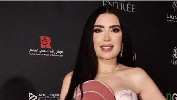 عبير صبري تثير الجدل بإطلالة غريبة شاهد حرصت الفنانة عبير صبري على مشاركة متابعيها عبر حسابها الرسمي على موقع تبادل الصور و الفيديوهات انستجرام، بصور