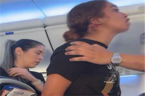 سلوك عدواني على متن طائرة.. سيدة تعض مضيف طيران وتثير الفوضى متفرقات شاهد المقال التالي من صحافة مصر عن سلوك عدواني على متن طائرة سيدة تعض مضيف طيران