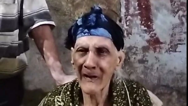 أول تعليق من الحاجة عواطف بعد عودتها من الموت تداول مستخدمو مواقع التواصل الاجتماعي في محافظة بني سويف بوستات عن وفاة سيدة مسنة تدعى الحاجة عواطف وتبلغ من العمر 77 عام وعودتها للحي