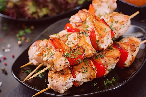 أسهل وصفة لعمل الشيش طاووق المشوي.تعد وصفة الشيش المشوي واحدة من أشهر وألذ الأطباق في المطبخ الشرقي، حيث يمزج النكهات الغنية بالتوابل مع لحم الدجاج