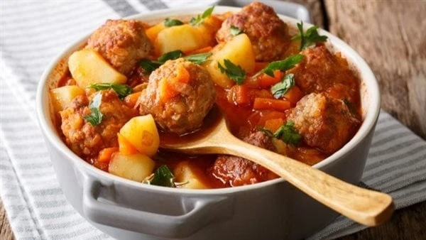 أكلات مصرية .. طريقة عمل صينية كفتة بالبطاطس والصلصة تعد الكفتة من الأكلات الشهية التى يحبها الكبار والصغار ويمكن عملها بطريقة اقتصادية.نعرض لكم طريقة عمل صينية الكفتة بالصلصة والب