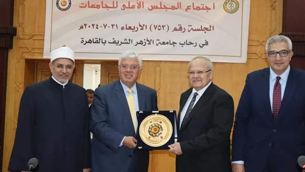 عاشور يكرم الخشت لانتهاء مدة رئاسته لجامعة القاهرة وبلوغه سن المعاشكرم الدكتور أيمن عاشور وزير التعليم العالي والبحث العلمي، الدكتور محمد الخشت رئيس