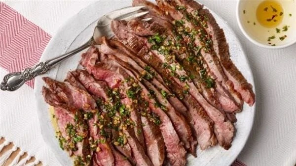 من المطبخ الأمريكي.. طريقة عمل أصابع استيك محمرة مع صوص المستردة بالأعشابتعتبر طريقة عمل أصابع الستيك المحمرة مع صوص المستردة بالأعشاب من وصفات المطبخ الأمريكي، والتي مكن تحضيرها ف