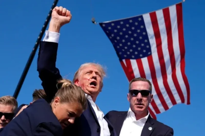 محاولة اغتيال ترامب تنتهي بمقتل منفذ الهجوم وأحد الجمهور وإصابة آخر بجروح خطيرة في حادثة صادمة بولاية بنسلفانيا، قتل المسلح الذي أطلق النار على