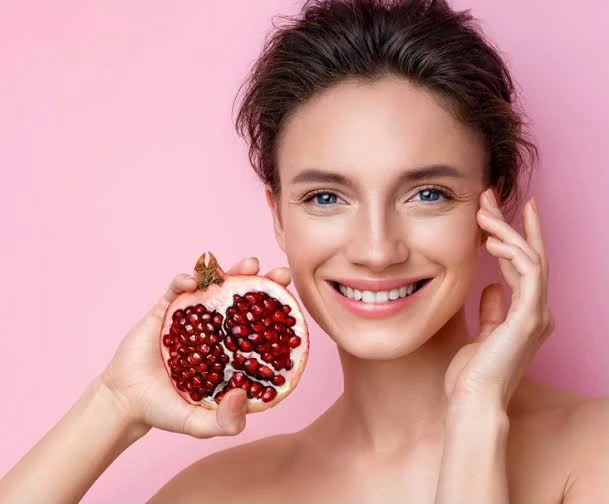 تعرفى على فوائد قشر الرمان للوجهالرمانيعتبر الرمان ( ) نوع من أنواع الفاكهة الخريفية، ثمار الرمان كروية الشكل وتحمل تاجا، وتحتوي قشور الرمان على مادة