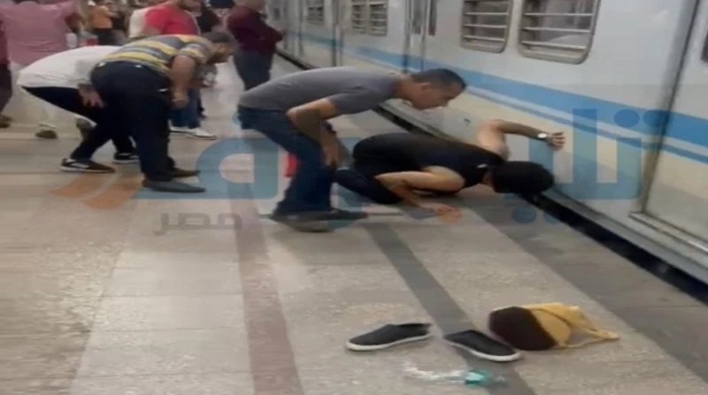 فتاة تلقي بنفسها أسفل عجلات المترو بمحطة جمال عبدالناصر (صور) أقدمت فتاة على التخلص من حياتها، بإلقاء نفسها أسفل عجلات مترو محطة جمال عبدالناصر