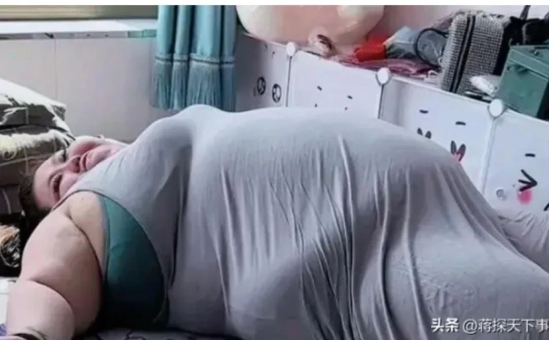 شاهد لحظة وفاة مدونة الطعام الصينية ماتت أثناء البث المباشر تصدر خبر وفاة مدونة الطعام الصينية، بان شياوتينغ، محركات البحث خلال الساعات القليلة