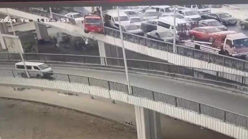 سقوط سيارة من المحور ب3 لاعبين في نادي سيراميكا كيلوبترا سقطت سيارة ملاكي يستقلها 4 أشخاص بينهم 3 لاعبين في نادي سيراميكا كيلوبترا من أعلى طريق