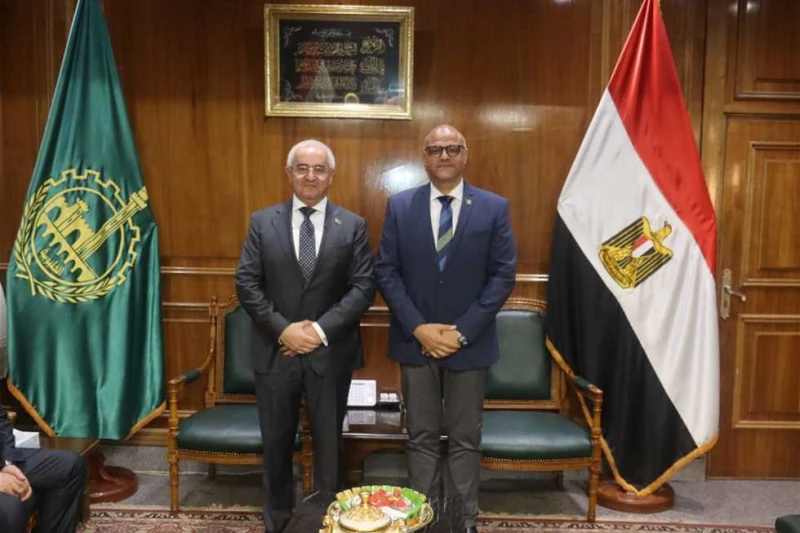 محافظ القليوبية وسفير أذربيجان يبحثان توطيد العلاقات وتبادل الأنشطة الثقافية والاقتصادية استقبل المهندس أيمن عطيه محافظ القليوبية، الإثنين، السفير