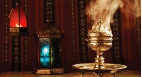 ما هو تفسير رؤية البخور في المنام لابن سيرين؟ رؤية البخور في المنام، من الرؤى الدالة على الخير الكثير والرزق الواسع فكما نعلم أن البخور له الكثير من الروائح الذكية التي تعطر المكان