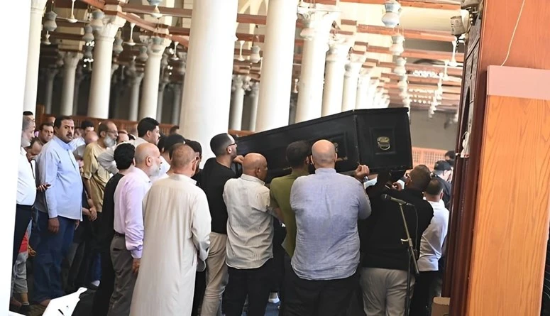 جثمان طفل في نعش فنان مصري... حرم من الإنجاب طوال حياتهشيعت أمس، جنازة الفنان المصري أحمد فرحات، الشهير بطفل فيلم سر طاقية الإخفاء حيث رحل بعد صراع