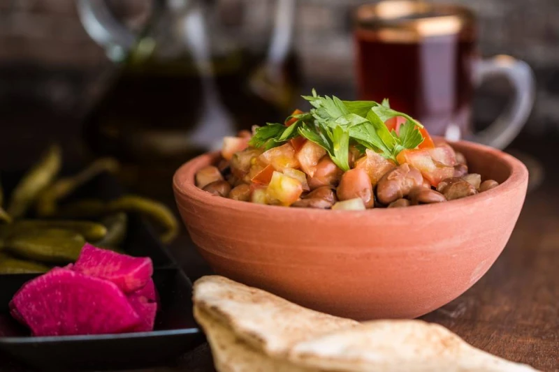 لفطور سريع .... طريقة عمل الفول المدمس في المنزل وقت التحضير 30 دقيقة وقت الطهي 60 دقيقة يعتبر الفول من الأطباق الرئيسية على سفرة الفطور لذلك من الأفضل ان نوفر في ميزانية البيت ونق