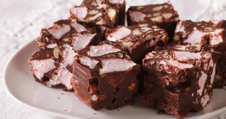 طريقة إعداد الروكي رودالروكي روديعد حلى الروكى رود عبارة عن نوع من احدى انوع الحلويات سهلة التحضير والبسيطة، وأطلق عليها هذا الاسم نتيجة شكلها المتعرج، ويعتبر الروكي رود طبق مناسب