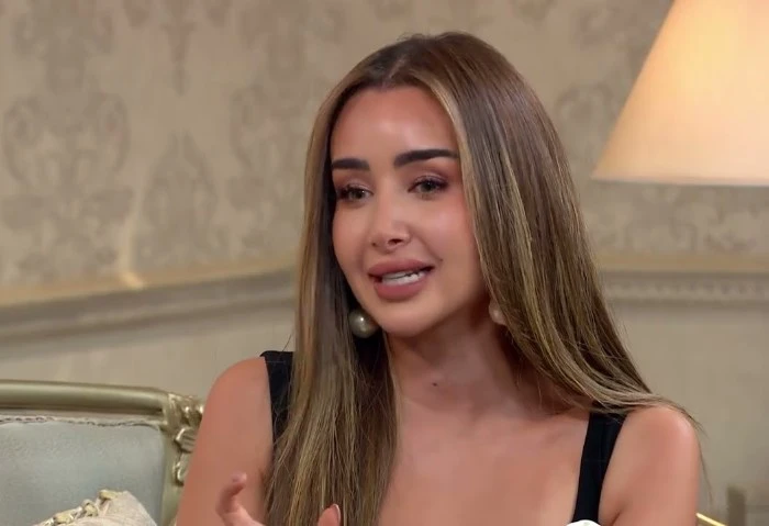 هنا الزاهد تكشف لأول مرة عن 3 مفاجآت بحياتها الشخصية (فيديو) تصدرت الفنانة هنا الزاهد، ترند مواقع التواصل الاجتماعي خلال الساعات الماضية، بعد كشفها