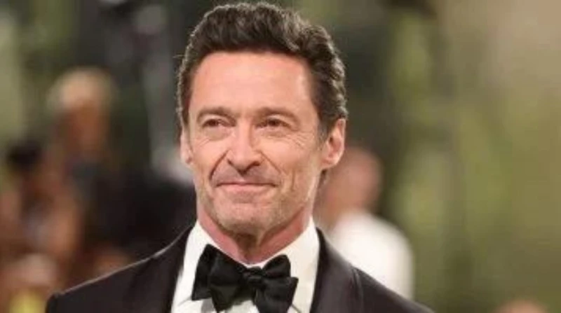 ريان رينولدز وهيو جاكمان يمازحان محمد صلاح ظهر نجما هوليوود ريان رينولدز وهيو جاكمان، في فيديو قصير، يحمل الكثير من المرح، كان بطله نجم الكرة المصرية