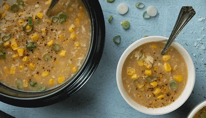 طريقة تحضير شوربة الدجاج بالذرةالمقادير صدر الدجاج : 200 غم (بدون عظم مقطع شرائح رفيعة) الذرة : كوب (صفراء ومسلوقة) سمن : 2 ملعقة صغيرة ملح : نصف