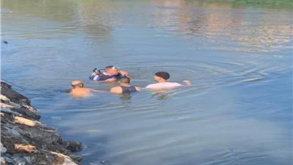 البلد كلها بتدور عليه.. قوات الإنقاذ النهري تبحث عن شاب غرق في مياه ترعة بكفر الشيخ سادت حالة من الحزن العميق في قرية الخادمية التابعة لمركز كفر