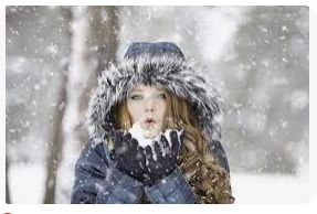 ما تفسير روية الثلج في المنام لابن سيرين؟ روية الثلج في المنام، لا شك إن هطول الثلج يلقى استحسانا لدى الكثيرين منا، والشتاء عموما محبب للبعض عن باقي الفصول الأخرى، ولكن في عالم الأ