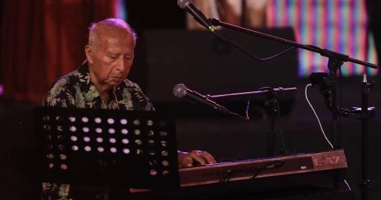 الفن - فرقة المصريين تتألق بغناء علمونى عينيكى وجمهور مهرجان العلمين يطالب شنودة بإعادتهاأفاق عربية الفن نتحدث اليوم حول فرقة المصريين تتألق بغناء