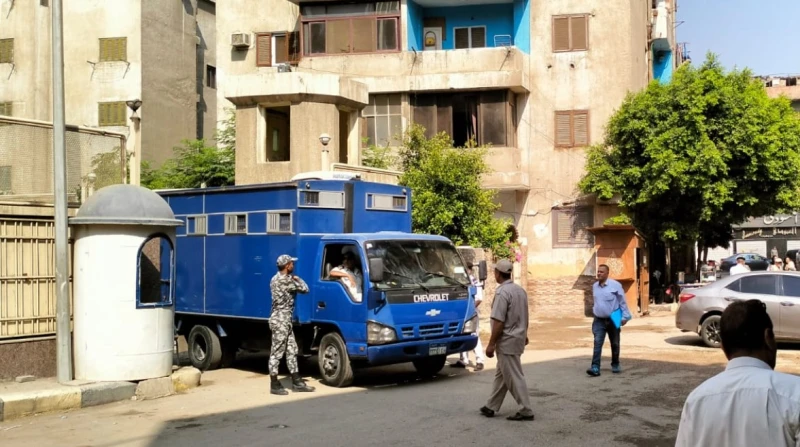 وصول المتهمين بقتل طفل شبرا لمقر محكمة الجنايات وصل المتهمان بقتل طفل شبرا الخيمة، إلى مقر محكمة جنايات شبرا لنظر أولى جلسات محاكمتهما، وسط تشديدات